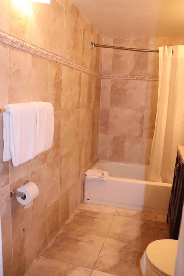 On Hollywood Beach - Affordable Two Bedrooms Sleeps 6 With Two Bathrooms Дейния Бийч Екстериор снимка